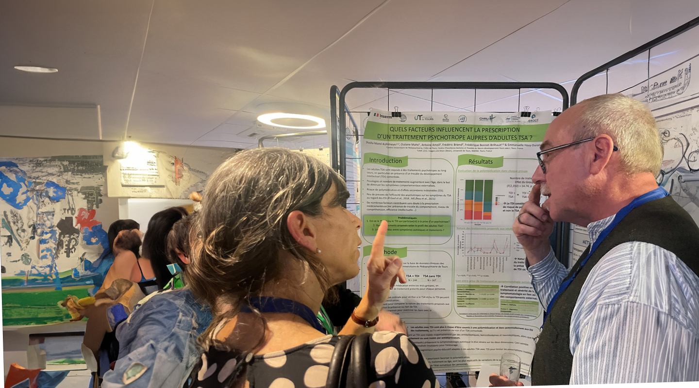 Des personnes échangent autour de posters scientifiques lors de l'université d'automne de l'Arapi